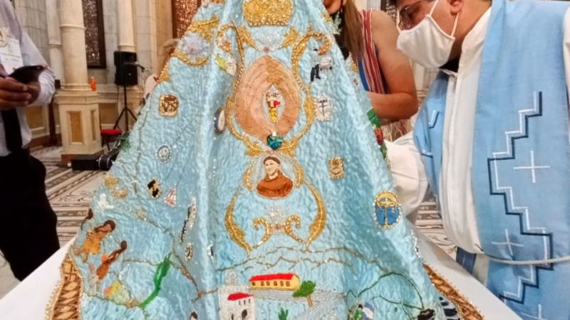 Miles de personas siguieron la ceremonia de cambio de manto