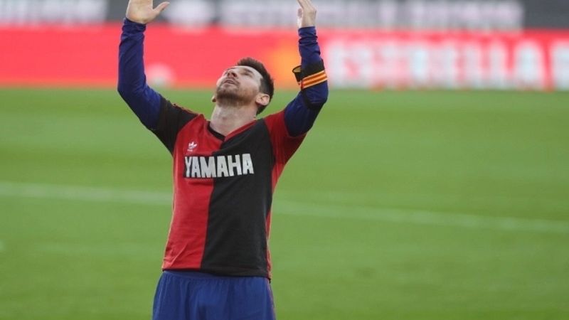 Messi festejó su gol con la camiseta de Maradona en “Ñuls”