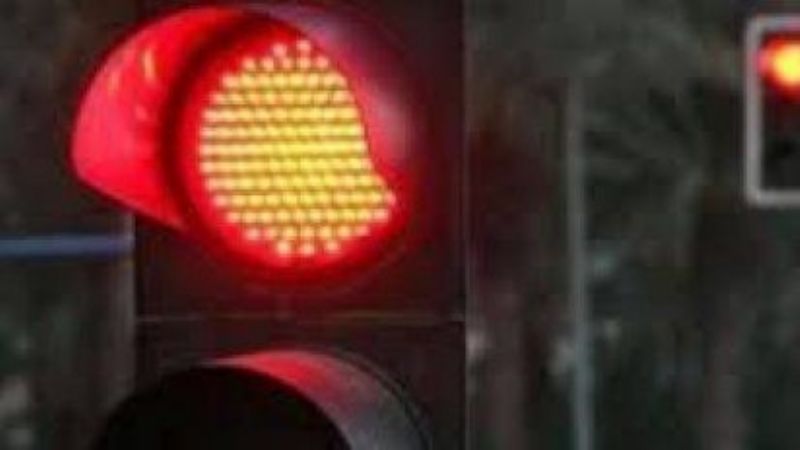 Alcoholizado conducía en contramano y cruzó semáforos en rojo