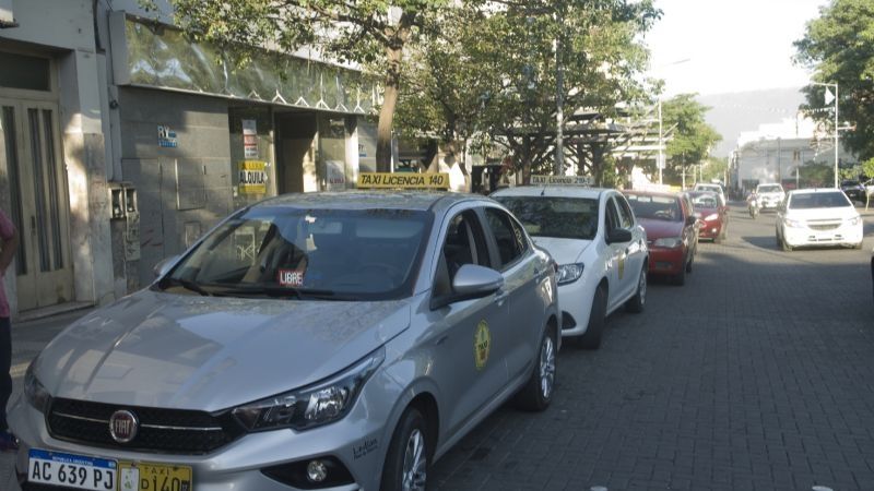 Taxistas y remiseros quieren tiempo para estar en regla