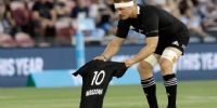 Sam Cane, capitán de los All Blacks, ofrenda una camiseta negra con el nombre de Maradona antes enfrentar a Los Pumas. 