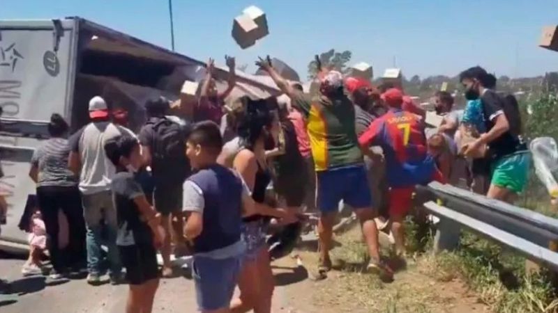 Volcó un camión con golosinas en Córdoba y los vecinos lo saquearon