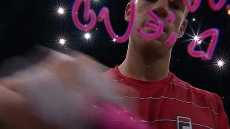 Schwartzman avanzó en París, con homenaje a Diego