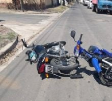 Violento choque entre dos motos
