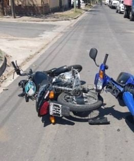 Violento choque entre dos motos