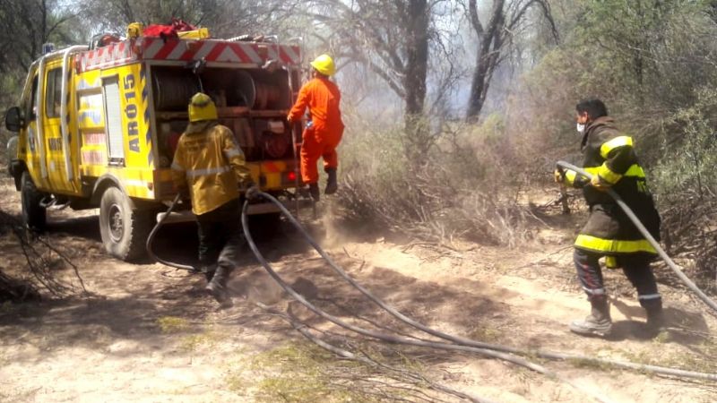 Brigadistas contienen un incendio en Pomán