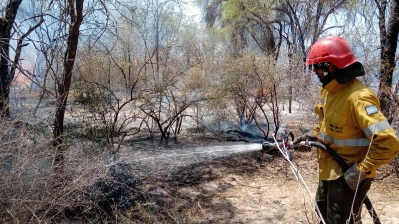 Brigadistas contienen un incendio en Pomán
