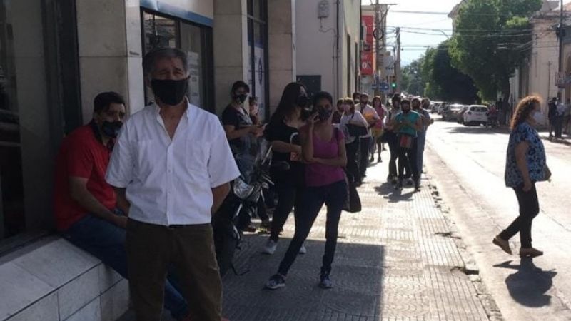 Malestar por larga espera en cajeros