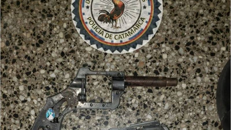 Policías fueron a buscar a ladrones a su casa y encontraron armas