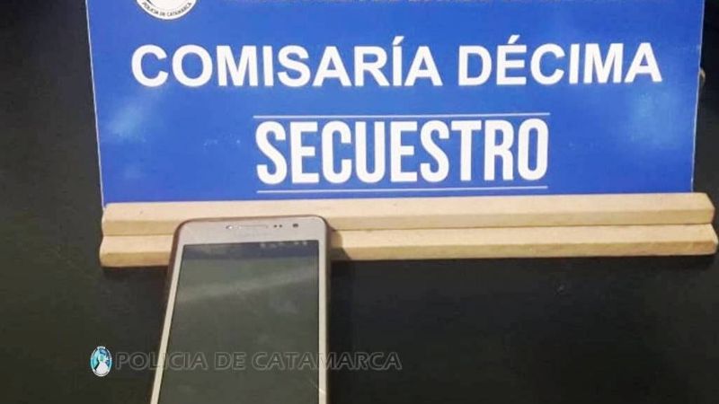Descubrió a un ladrón en su casa y le robó el celular