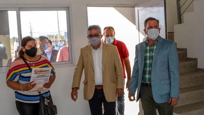 Jalil entregó las primeras viviendas para solteros