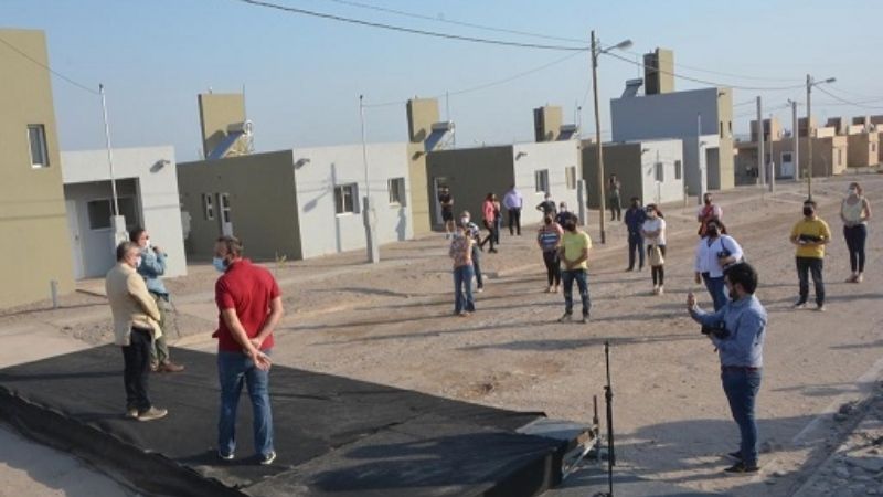 Jalil entregó las primeras viviendas para solteros