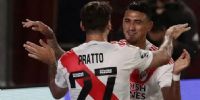 Y UNA NOCHE, Lucas Pratto volvió al gol; en la foto abrazándose con su 