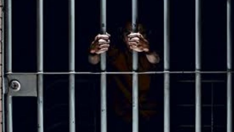 Encuentran borracho a un hombre que tenía pedido de arresto