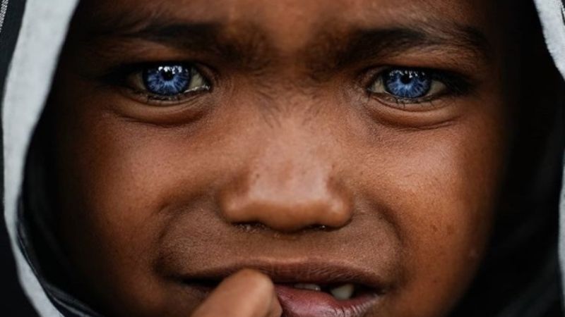 La tribu con una mutación genética que causa sorpresa por sus ojos azules