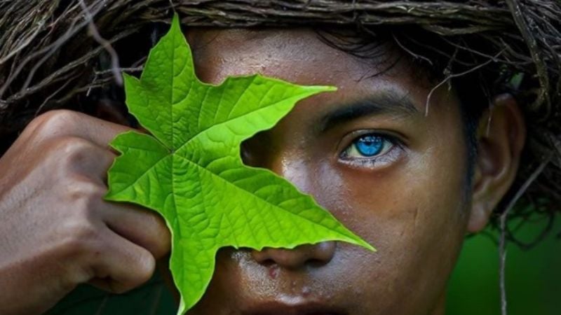 La tribu con una mutación genética que causa sorpresa por sus ojos azules