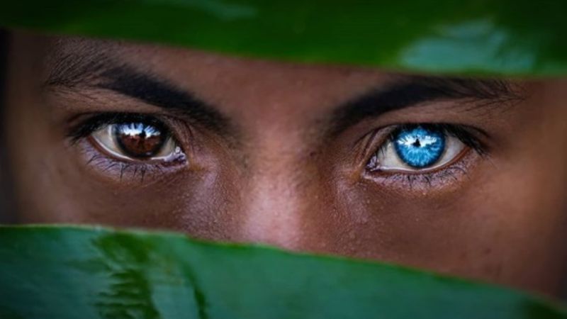 La tribu con una mutación genética que causa sorpresa por sus ojos azules