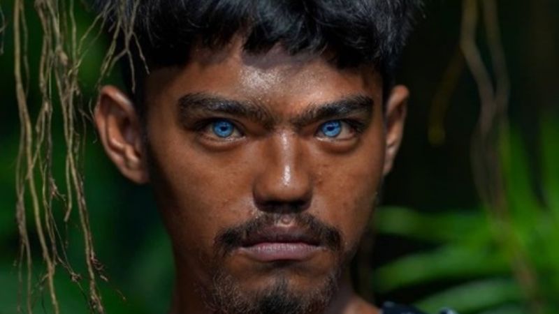 La tribu con una mutación genética que causa sorpresa por sus ojos azules