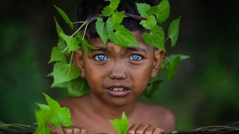 La tribu con una mutación genética que causa sorpresa por sus ojos azules