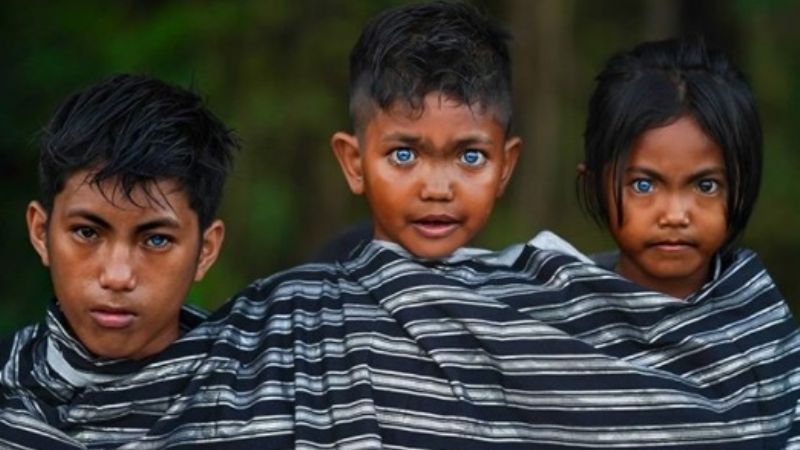 La tribu con una mutación genética que causa sorpresa por sus ojos azules