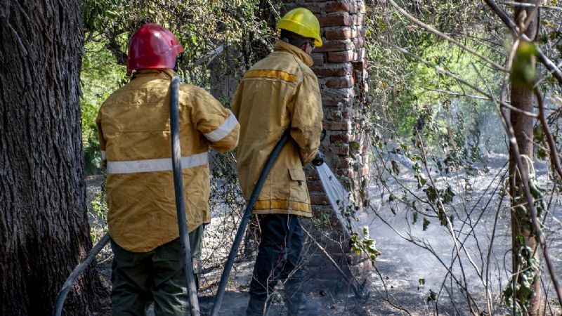 Contienen un incendio en el cerro Ambato