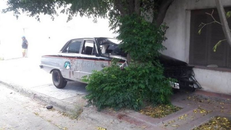 Manejaba ebrio y chocó contra un árbol