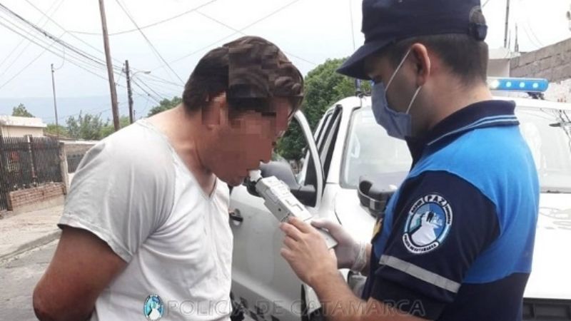 Manejaba ebrio y chocó contra un árbol