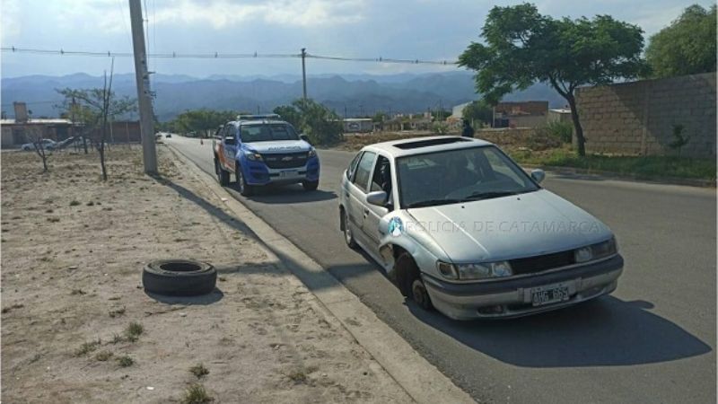 Se le salió una rueda del auto y golpeó a una mujer