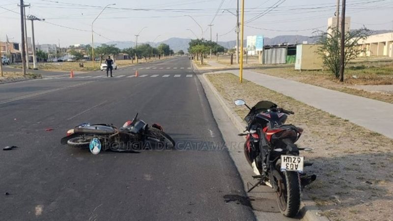 Tres nenes golpeados en el choque de dos motos