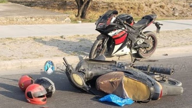 Tres nenes golpeados en el choque de dos motos