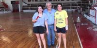 EL PRESIENTE Ricardo Acevedo, con sus hijas Mili y Ángeles, trabajando en renovar las instalaciones de Red Star.