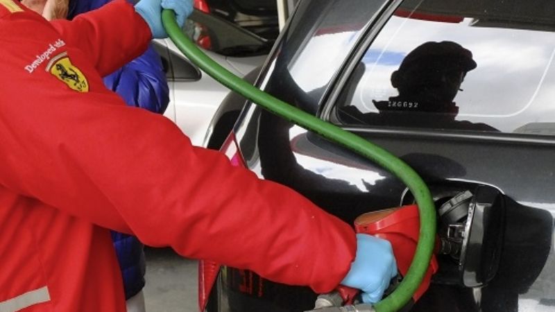Postergan la suba en el impuesto a los combustibles