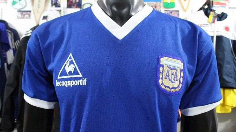 Ex futbolista inglés aclaró que la camiseta que usó Diego en 1986 no se vende