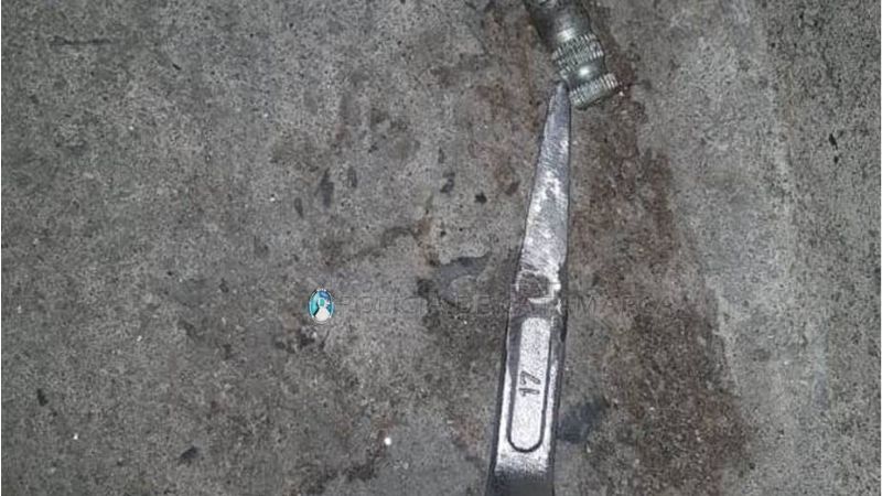 Aprehenden a un hombre al ser sorprendido robando en un auto