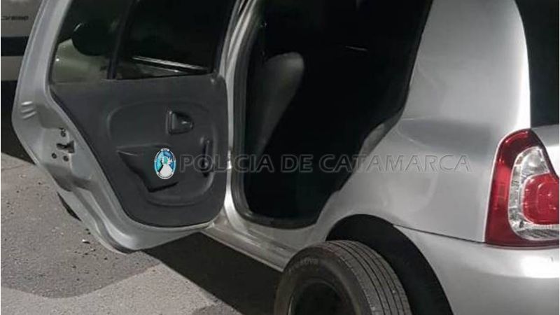 Aprehenden a un hombre al ser sorprendido robando en un auto