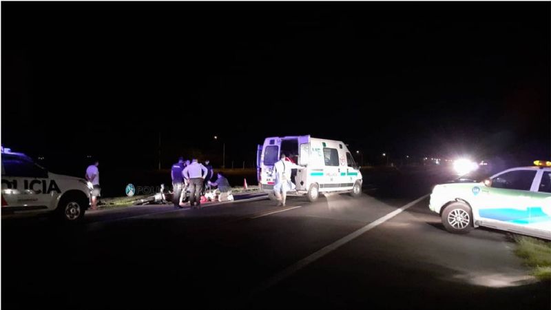 Una moto con tres ocupantes chocó con una bicicleta