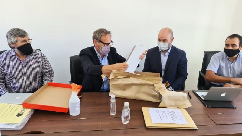 Apertura de sobres para obra energética en Farallón Negro