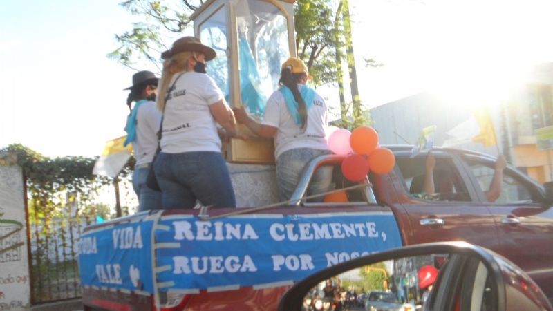 Con una caravana celebraron a la Virgen del Valle en Pomán