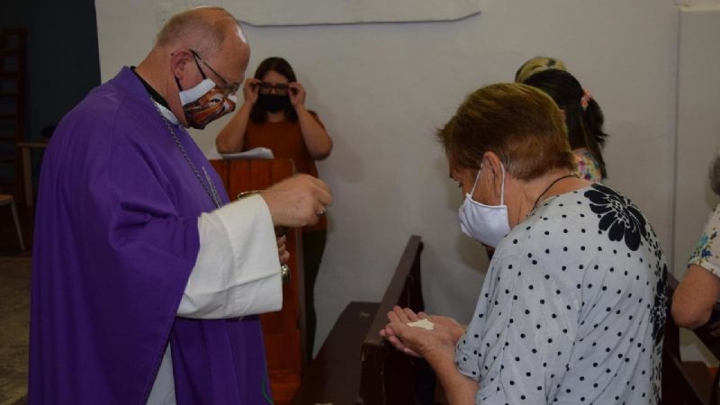La comunidad de Miraflores celebró el aniversario sacerdotal de su párroco
