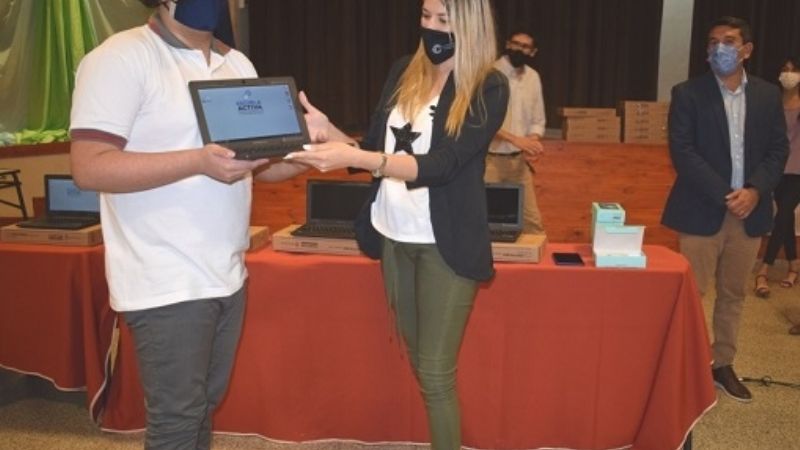 Estudiantes de FME recibieron más de 150 equipos informáticos