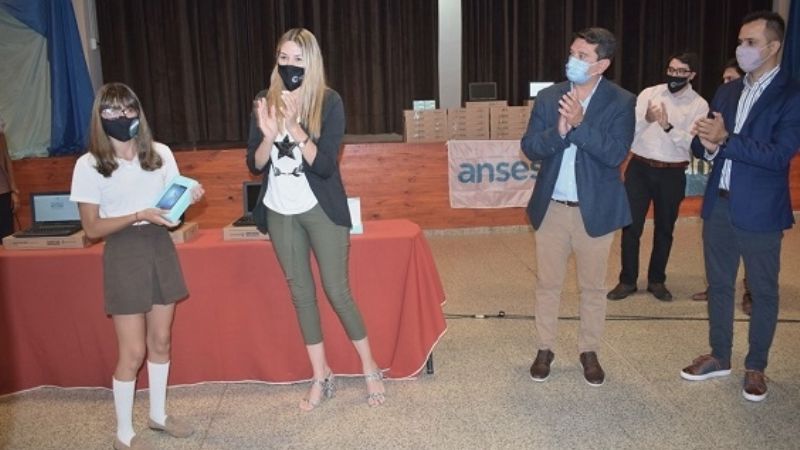 Estudiantes de FME recibieron más de 150 equipos informáticos