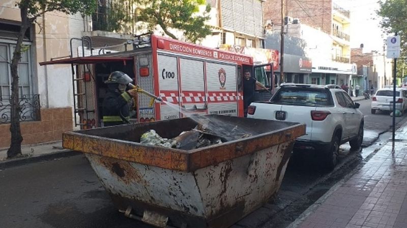 Prendieron fuego un contenedor en pleno centro y causó alarma