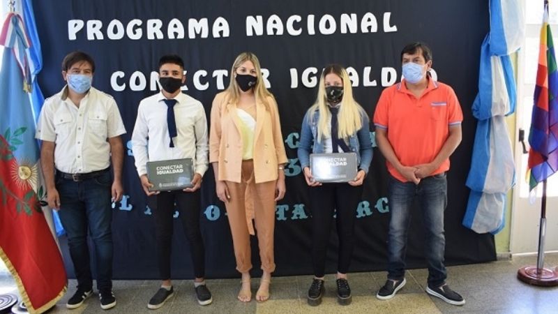 Educación entregó netbooks y tablets en El Alto