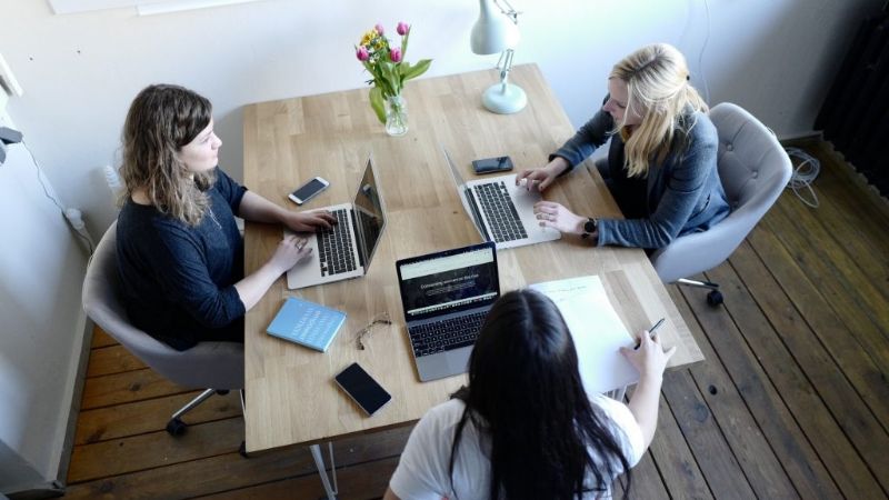 Las mujeres ganan 24% menos que los hombres pese a estar más preparadas