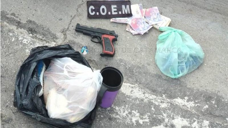 Aprehenden a un joven con 1360 pesos y una réplica de arma de fuego