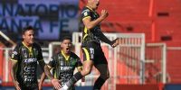 CAMACHO celebra su gol para Defensa y Justicia, ante Unión, en Santa Fe.
