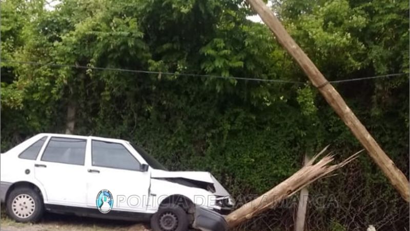 Conductor se descompensó y chocó contra un poste