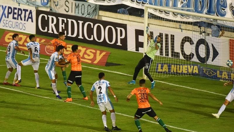 Banfield dejó sin invicto a Atlético en la Copa Maradona.