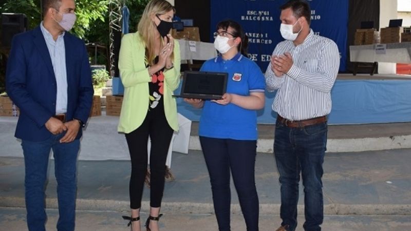 Entrega de netbooks en Paclín