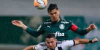 Gustavo Gómez se impone a Sebastián Ferreira en el juego de Palmeiras ante Libertad.